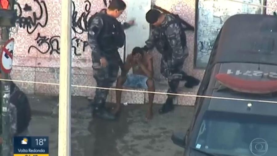 PM atinge soco na cabeça de suspeito durante operação no Rio de Janeiro  - Reprodução 