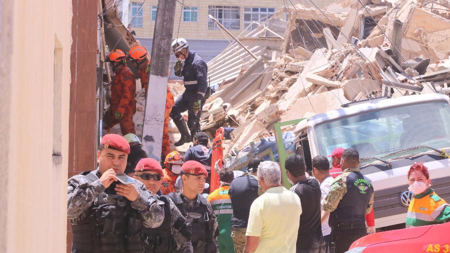 Equipes de resgate trabalham nos escombros do edifício Andréa, que desabou em Fortaleza - XANDY RODRIGUES/FUTURA PRESS/ESTADÃO CONTEÚDO