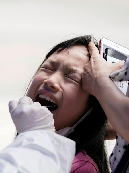 Criança é submetida a teste de coronavírus em Wuhan, na China - Aly Song/Reuters