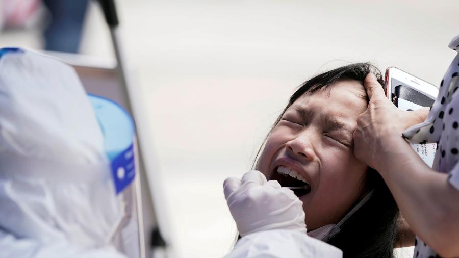 16.mai.2020 - Criança é submetida a teste de coronavírus em Wuhan, na China - Aly Song/Reuters