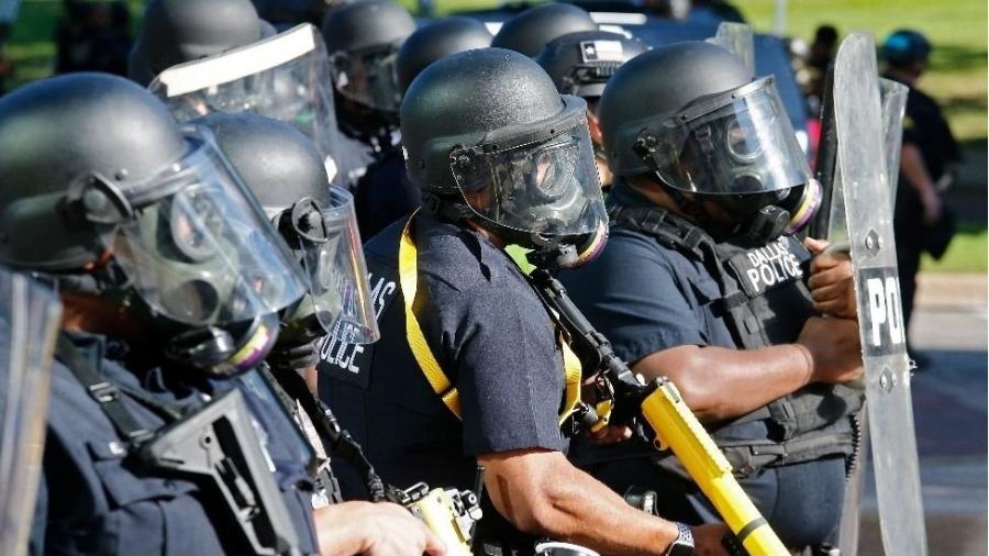 A proteção legal contra acusação para policiais é uma questão altamente controversa - EPA