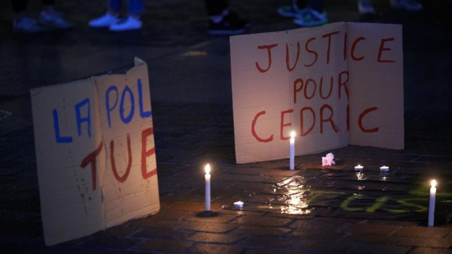 8.jan.2020 - Cartazes com as frases "A polícia mata" e "Justiça para Cedric" são colocados na rua, ao lado de velas, em Toulouse (França), em protesto pela morte do entregador Cédric Chouviat, que morreu após ser asfixiado pela polícia em Paris, em janeiro de 2020 - NurPhoto via Getty Images