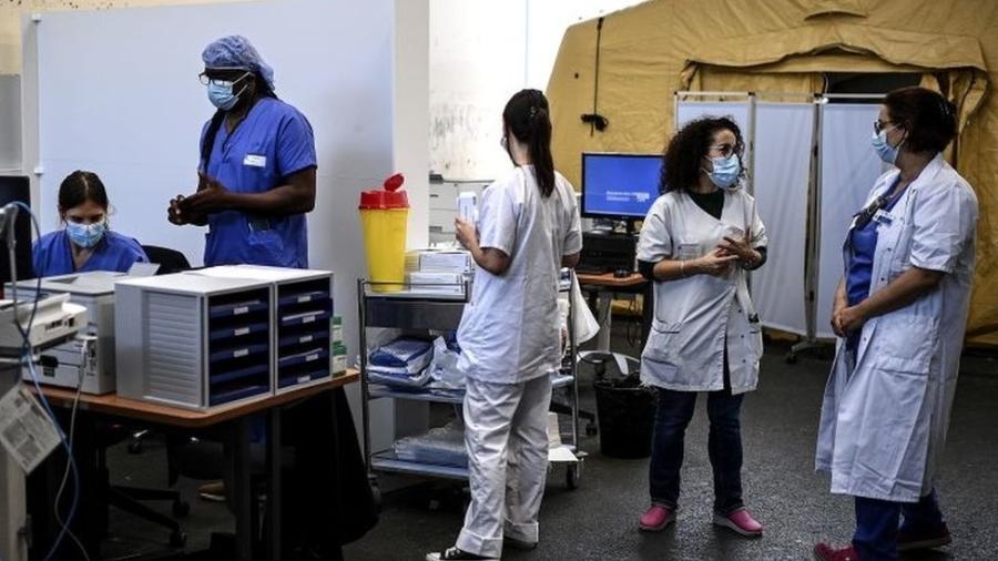 Profissionais de saúde durante a pandemia de coronavírus em Paris; imigrantes que trabalharam na linha de frente vão receber cidadania com maior celeridade - Getty Images