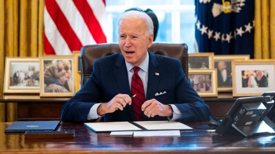 Biden assinou várias ordens executivas revertendo as políticas de Trump - Getty Images