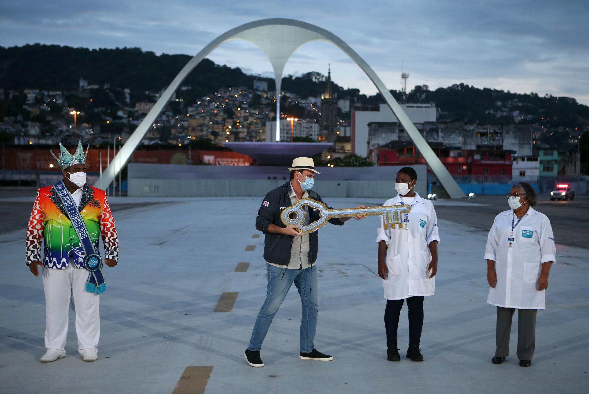 12 fev. 2021 - Eduardo Paes entrega a chave da cidade a profissionais de saúde - WILTON JUNIOR/ESTADÃO CONTEÚDO
