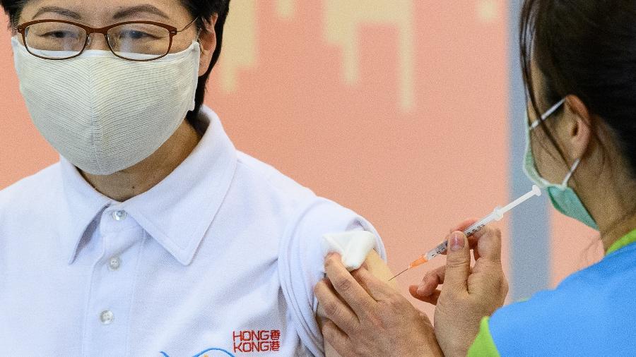Apenas 19% da população de Hong Kong recebeu uma dose de alguma vacina contra a covid-19 - Anthony WALLACE / AFP
