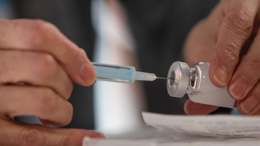 A vacina da AstraZeneca ainda não foi aprovada pelo FDA, mas por agências sanitárias de outros países, sim - GETTY IMAGES