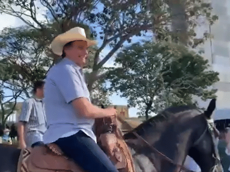 15.05.2021 -- Bolsonaro chega de cavalo a protesto de apoiadores, em Brasília - Reprodução/Twitter
