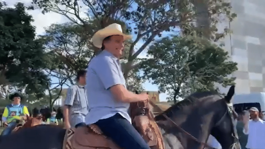 15.05.2021 -- Bolsonaro chega de cavalo a protesto de apoiadores, em Brasília - Reprodução/Twitter