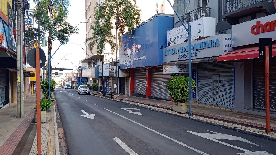 22.06.21 - Centro comercial de Araraquara (SP) vazio durante o 2º lockdown na cidade; palavra entrou no dicionário - UOL