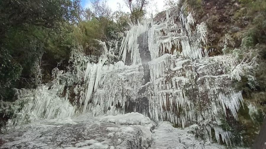 Frio congela cachoeira em Urupema (SC)  - Reprodução/Facebook