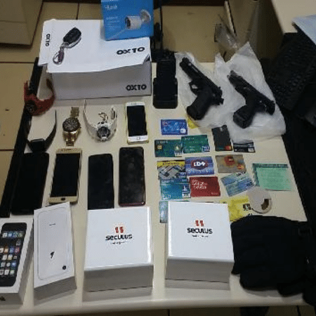 Polícia Civil do RJ apreendeu relógios de luxo e celulares que teriam sido comprados com dinheiro de assalto - Reprodução/Polícia Civil do RJ