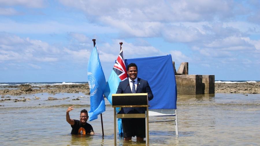Ministro da Justiça, Comunicação e Relações Exteriores de Tuvalu, Simon Kofe, discursa à COP26 em área invadida pelo oceano em Funafuti - Tuvalu Foreign Ministry via Reuters