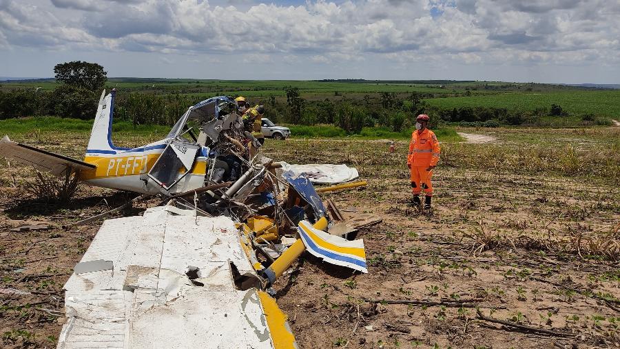 Destroços do monomotor que caiu em João Pinheiro, Minas Gerais. O piloto morreu - Corpo de Bombeiros de Minas Gerais