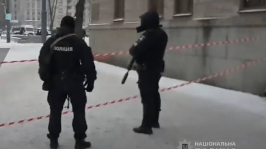 Policiais em frente a fábrica em Dnipro, na Ucrânia - Reprodução/Youtube