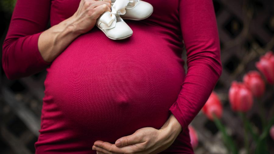 Grávida gravidez segura sapatos sapatinhos de criança bebê - Andre Furtado/ Pexels