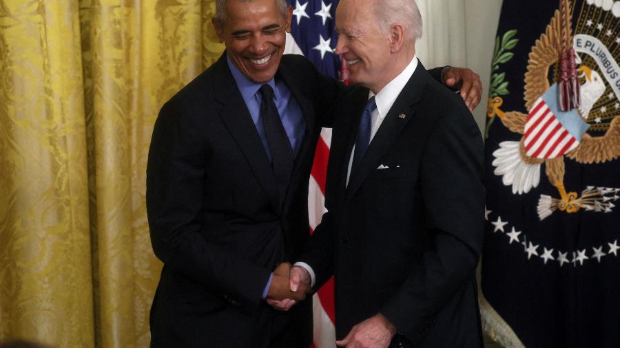 O presidente dos EUA, Joe Biden, e o ex-presidente Barack Obama se cumprimentam na Casa Branca - Leah Millis/Reuters