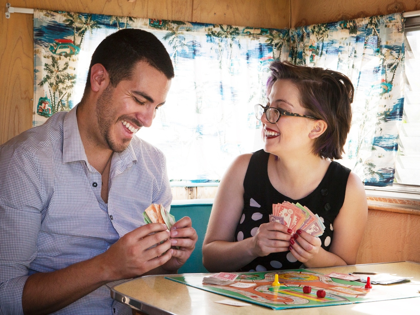 Amigos Jogando Jogo De Cartas Unitárias Durante As Férias