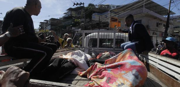 Moradores do Complexo do Alemão usaram Kombi para levar corpos até hospital