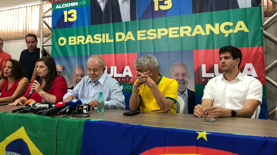 Lula ao lado de Marília Arraes (SD), candidata ao governo de Pernambuco, e João Campos (PSB), prefeito de Recife, além do senador Humberto Costa (PT-PE)  - Lucas Borges Teixeira/UOL