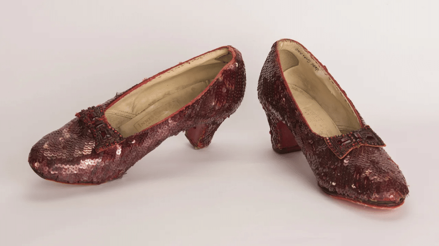 Os sapatos vermelhos usados no filme são cobertos por lantejoulas, mas também possuem contas de vidro nos arcos - Reprodução/FBI