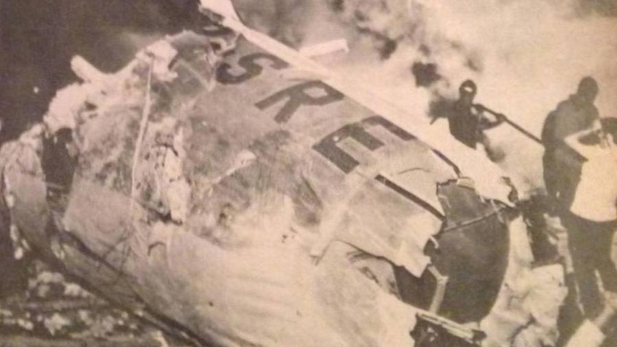 Destroços do avião Viscount 857 da Vasp de matrícula PP-SRE, que caiu próximo à Cidade Universitária, em São Paulo - 15.set.1968 - Reprodução/Folhapress