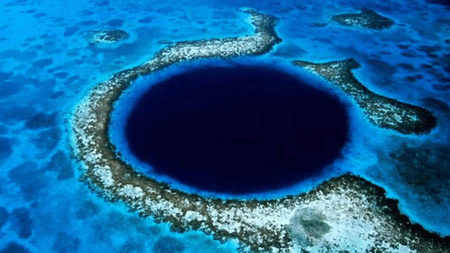 Maior buraco marinho do mundo, chamado Taam Ja', na Península Yucatán, no México 