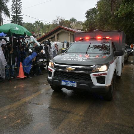 Corpos deixam o condomínio Recanto Florido, em Vinhedo (SP), onde aeronave caiu