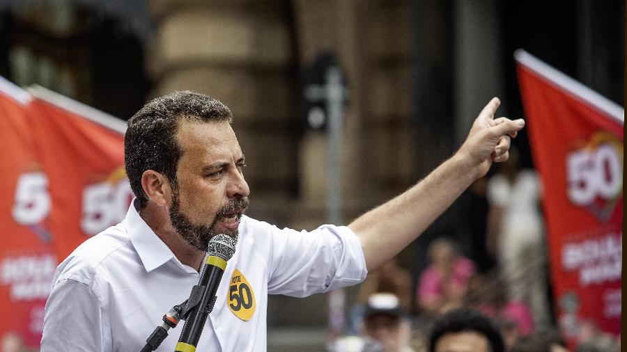 Guilherme Boulos (PSOL) faz debate público em frente ao Theatro Municipal, em São Paulo - 18.out.2024-Eduardo Knapp/Folhapress