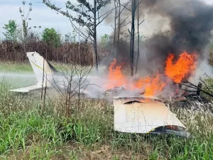 Avião pega fogo após fugir de caças da FAB e piloto é preso