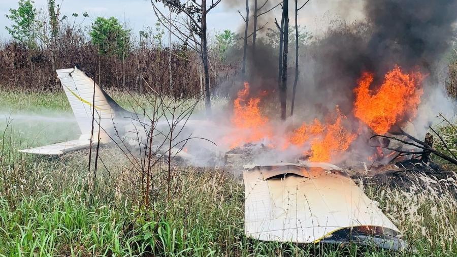 Avião pega fogo após fugir de caças da FAB - Divulgação/Polícia Federal