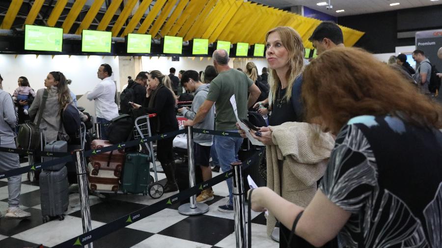 Movimentação intensa de passageiros no saguão do Aeroporto de Congonhas após atrasos e cancelamento de voos devido às chuvas incessantes