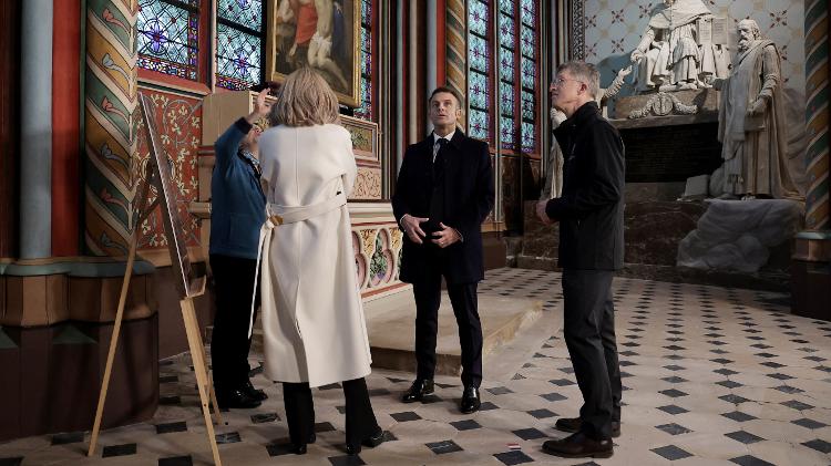 Emmanuel Macron visita a Catedral de Notre-Dame reformada, que reabre ao público no dia 7, após o incêndio de 2019