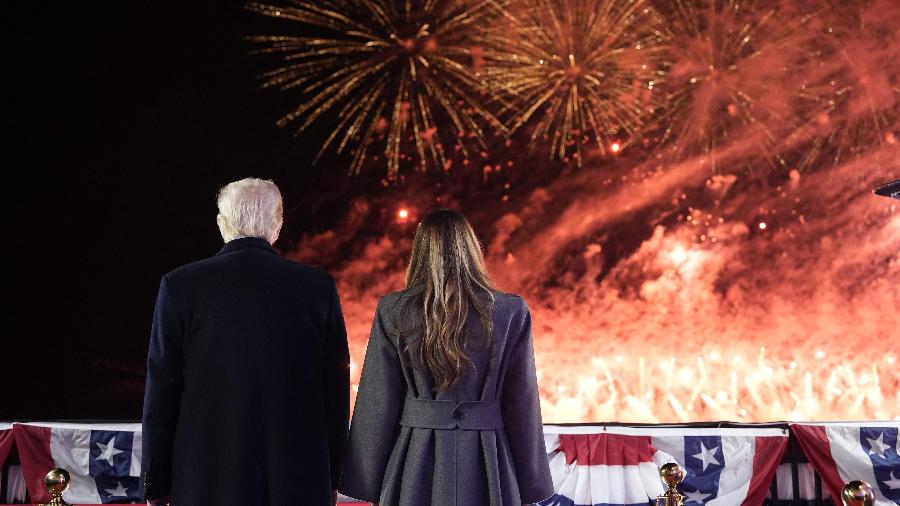 O presidente eleito dos EUA, Donald Trump, e sua esposa Melania Trump assistem a fogos de artifício durante uma recepção em sua homenagem no Trump National Golf Club Washington DC 