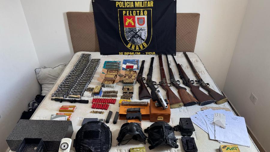 PM encontra sete armas, mais de 1,8 mil munições e chaves de veículos de luxo em "bunker do crime" em SP PM encontra sete armas, mais de 1,8 mil munições e chaves de veículos de luxo em "bunker do crime" em SP