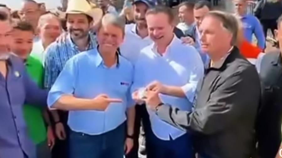 Bolsonaro entrega medalha "3is" a Kassab -- a sigla significa "imbrochável, imorrível e incomível". Bolsonaro entrega medalha "3is" a Kassab -- a sigla significa "imbrochável, imorrível e incomível".
