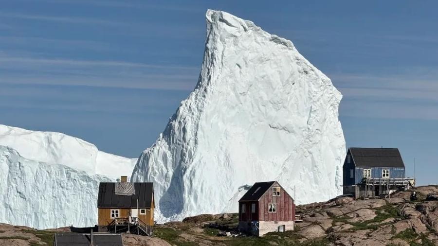 Iceberg muda a paisagem de Innaarsuit, no noroeste da Groenlândia Iceberg muda a paisagem de Innaarsuit, no noroeste da Groenlândia