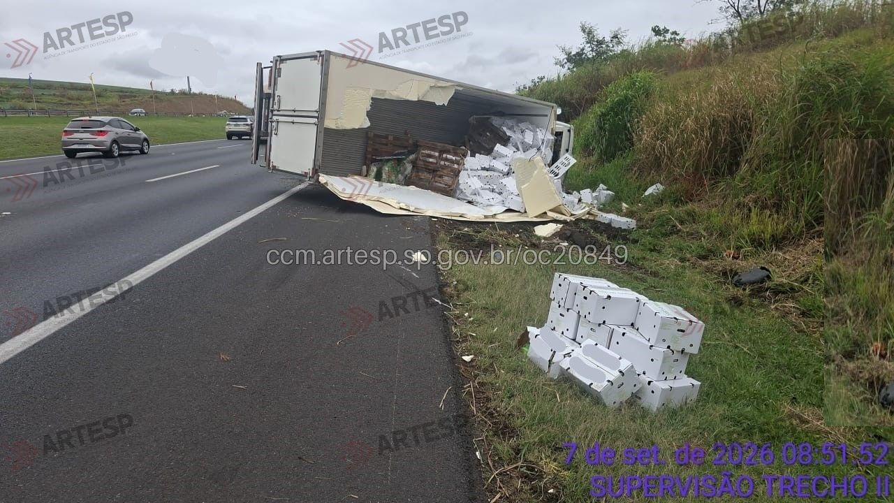 Caminhão carregado com alho tomba na Rodovia dos Bandeirantes, em Campinas - undefined
