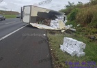 Caminhão com 2,5 toneladas de alho tomba na rodovia dos Bandeirantes