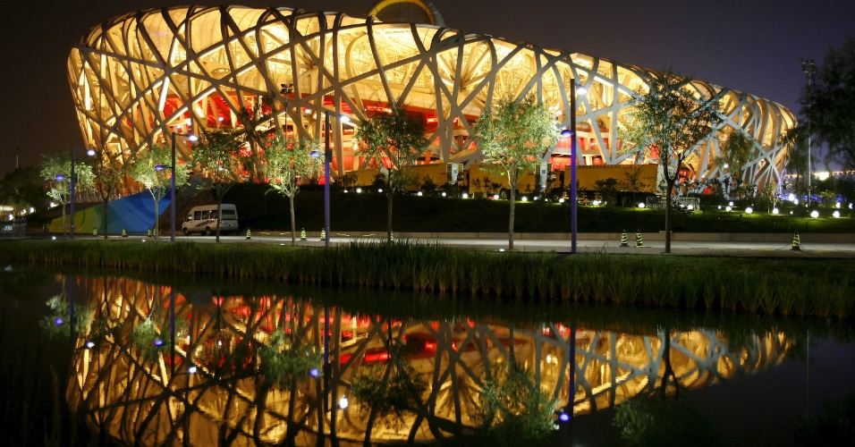 12.ago.2015 - Estádio Nacional, também conhecido como Ninho de Pássaro, é iluminado com luzes coloridas em Pequim, na China