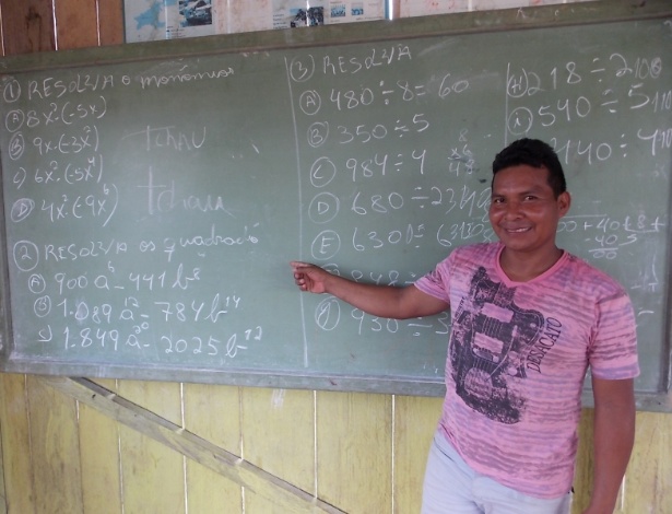 Joel Morais da Silva na única sala de aula da aldeia Nova Morada - Bruna Souza Cruz/UOL