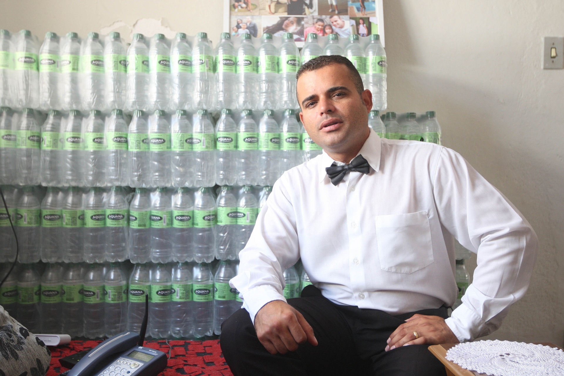 15.out.2011 - Ele teve a ideia quando estava desempregado e viu vendedores na rua. "Mas eu quis fazer diferente. Decidi vender vestido de garçom, como um marketing" - Reinaldo Canato/UOL