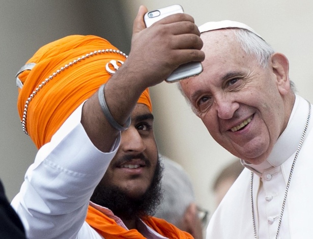 28.out.2015 - Papa Francisco é fotografado em selfie após audiência no Vaticano - Claudio Peri/EFE