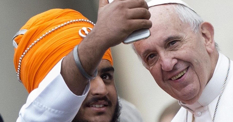 28.out.2015 - Homem faz selfie junto com o Papa Francisco depois de audiência do pontífice na praça de São Pedro, no Vaticano