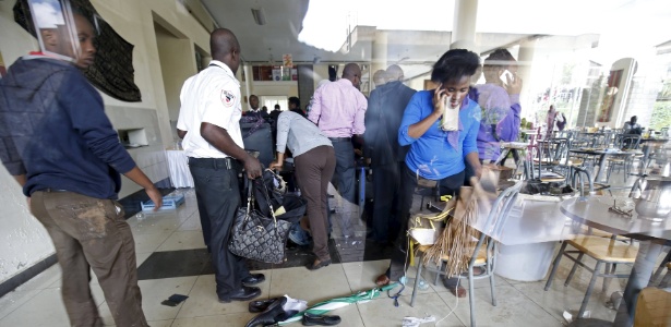 Estudantes procuram por seus pertences após uma simulação de ataque terrorista em uma universidade do Quênia que terminou com uma pessoa morta e mais de 20 feridas - Thomas Mukoya/Reuters