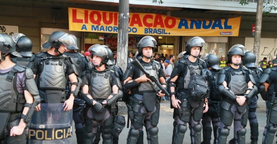 8.jan.2016 - Policiais acompanham movimentação de manifestantes em frente ao Teatro Municipal de São Paulo, no centro da capital paulista, em concentração para ato contra o aumento do valor da tarifa do transporte público na cidade. A partir de sábado (9), a passagem, que custa R$ 3,50, vai para R$ 3,80