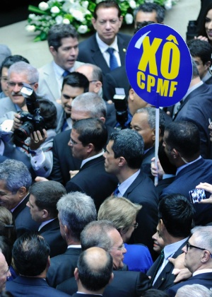 Deputados seguram placa com "Xô CPMF" antes da presidente Dilma Rousseff fazer o discurso de abertura do ano legislativo no Congresso - Lucio Bernardo Jr. / Câmara dos Deputados