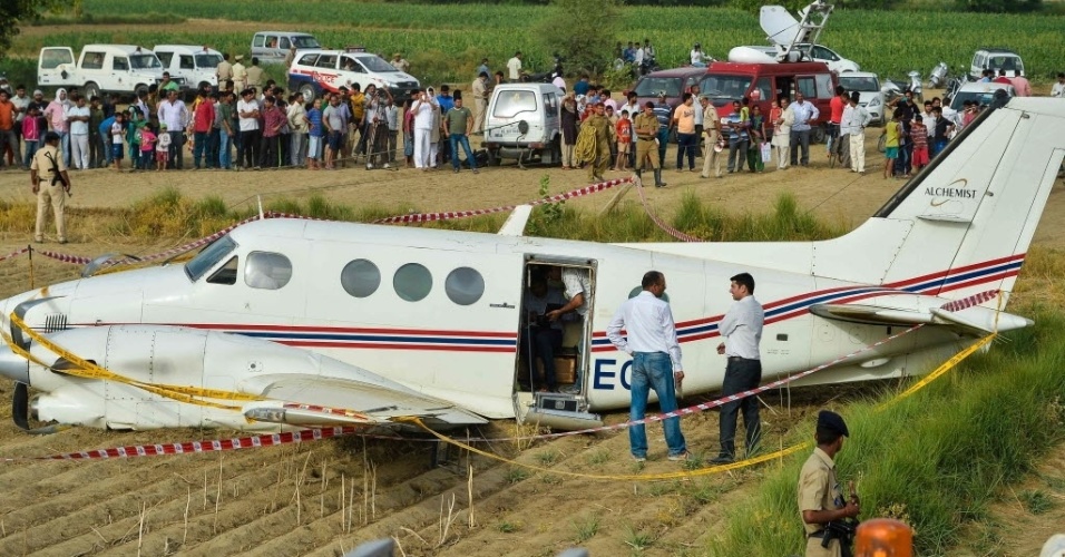 24.mai.2016 - Um avião fez um pouso forçado em uma área rural de Nova Déli, na Índia. As sete pessoas que estavam a bordo sobreviveram ao acidente