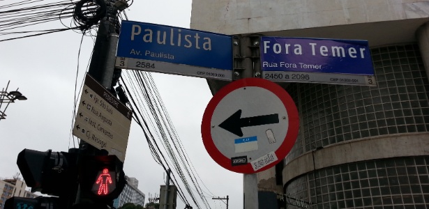 Placa de rua é alterada com dizeres "Fora, Temer" no centro de SP - Tiago Queiroz/Estadão Conteúdo