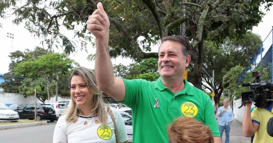 30.out.2016 - O candidato à prefeitura de Vitória Luciano Rezende (PPS) votou no bairro Bento Ferreira, em Vitória (ES)